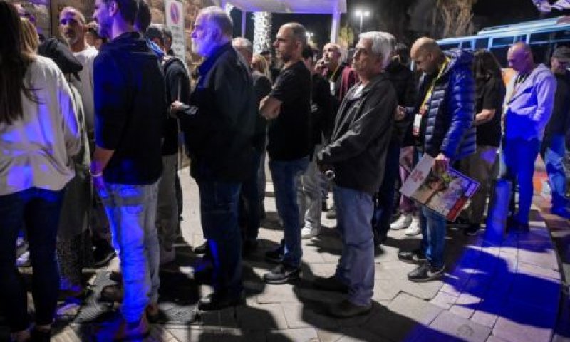 בני משפחות החטופים ממתינים מחוץ לפגישה עם שרי הקבינט המצומצם [צילום: אבשלום ששוני/פלאש 90]