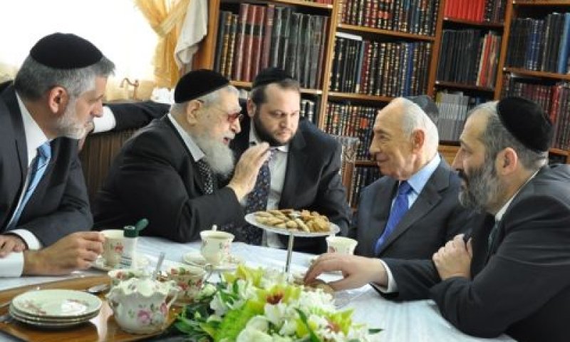 בביקור בבית הרב עובדיה יוסף [צילום: דוברות בית הנשיא]