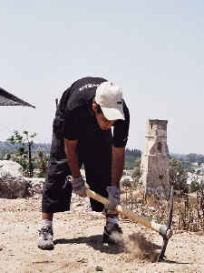 גם תלמידי בית הספר עוסקים בחפירות