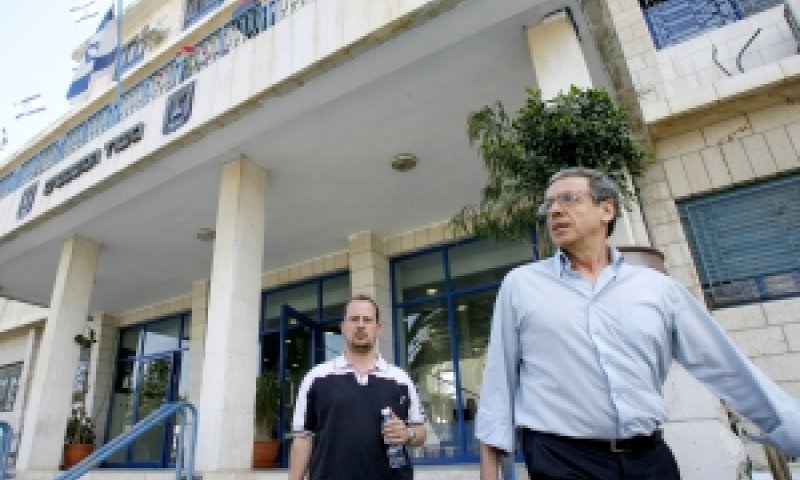 מזוז. איחוד תיקים? [צילום: פלאש 90]