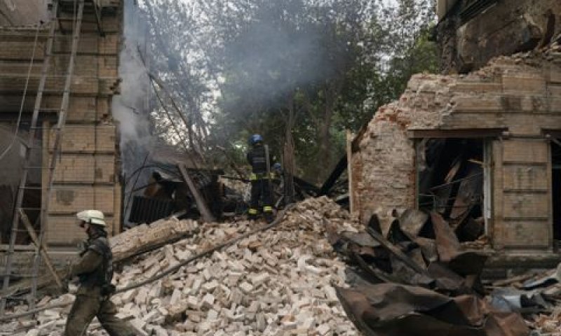 מתעדים את פשעי המלחמה הרוסיים [צילום: ליאו קוררה, AP]