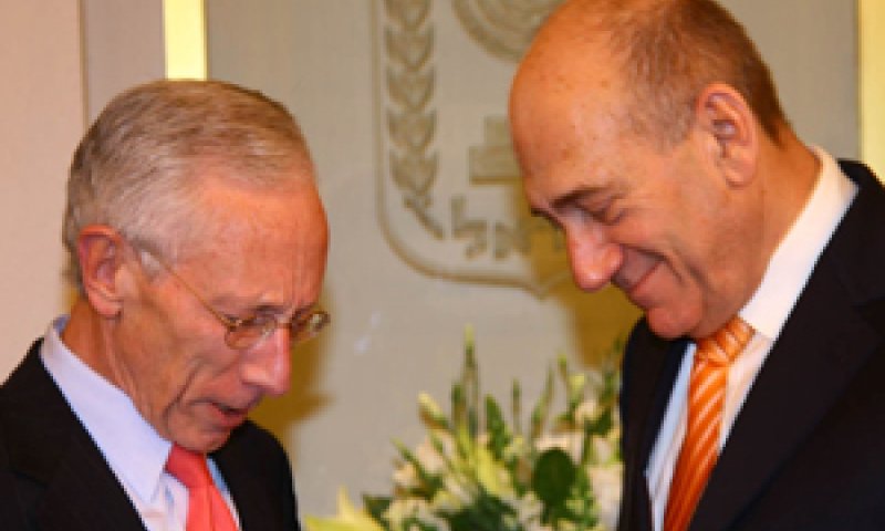 אולמרט ופישר בעת מסירת הדוח השנתי [צילומים: ששון תירם]