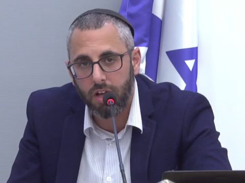 יצחק קשת. מערכת איזונים עדינה