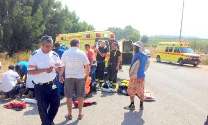 נסיונות החייאה בנפגעים [צילום: דוברות מד"א]