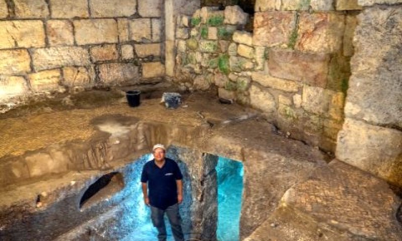 ברק מוניקנדם-גבעון במערכת החצובה [צילום: יניב ברמן, רשות העתיקות]