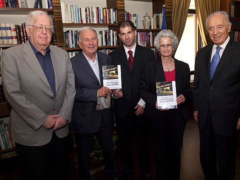 פרס במשכנו עם כותבי המסמך [צילום: טס שפלן/ג´יני]
