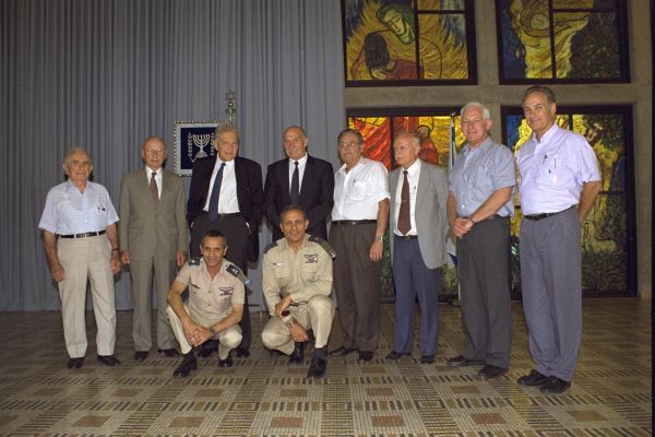 עזר ויצמן מפקדי חיל-האויר לדורותיו בבית הנשיא בירושלים ב-1996. מימין לשמאל: אביהו בן נון, עמוס לפידות, דוד עברי, בני פלד, מרדכי הוד, נשיא המדינה עזר ויצמן, דןטולקובסקי ומשה עמיר. יושבים: משמאל מפקד חיל האויר היוצא הרצל בודינגר ולידו המפקד הנכנס איתן בן אליהו [צילום: אבי אוחיון/לע"מ]