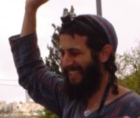 צורי חוגג את זיכויו ושחרורו מהמעצר. חג החירות
