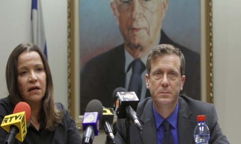 יצחק הרצוג, שלי יחימוביץ'. מרכיבים את מטה הבחירות [צילום: פלאש 90]