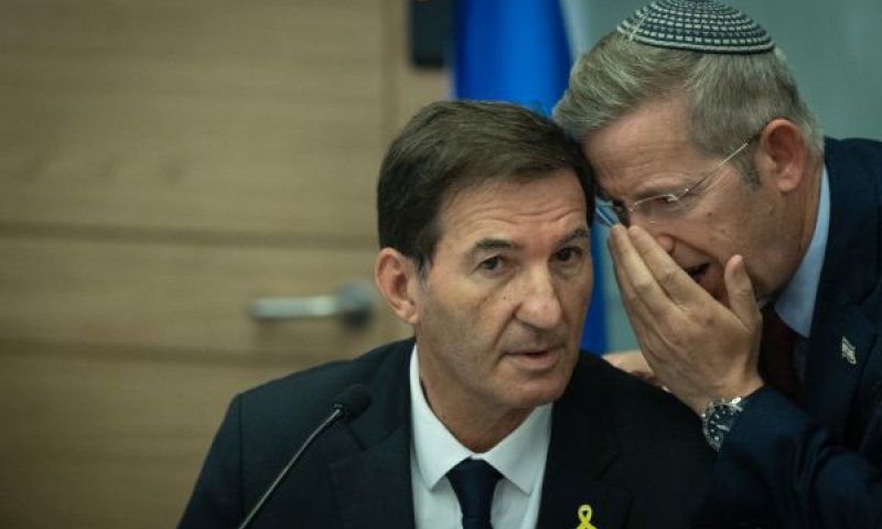 מזכיר הממשלה פוקס לוחש באוזנו של היו"ר ביסמוט [צילום: יונתן זינדל/פלאש 90]