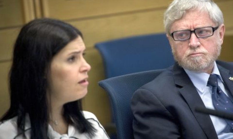 "בושה". יוסף שפירא וקארין אלהרר[צילום: יונתן סינדל / פלאש 90]