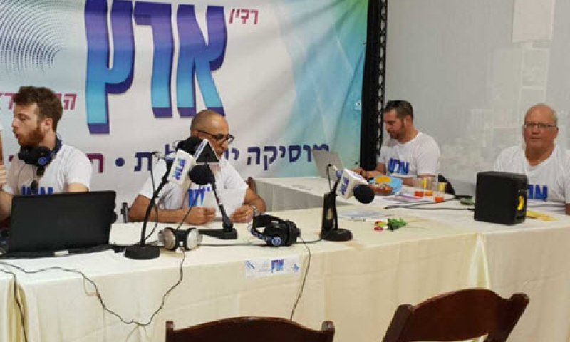 בתצלום מימין לשמאל אנשי רדיו ארץ, יוסי ריבלין, מור כצמן, נחום חבר, דן לזרוס [צילום: יח"צ]