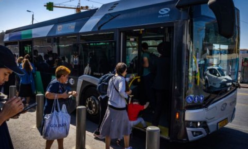 נוסעים בקו של סופרבוס בירושלים [צילום: אוליביה פיטוסי/פלאש 90]