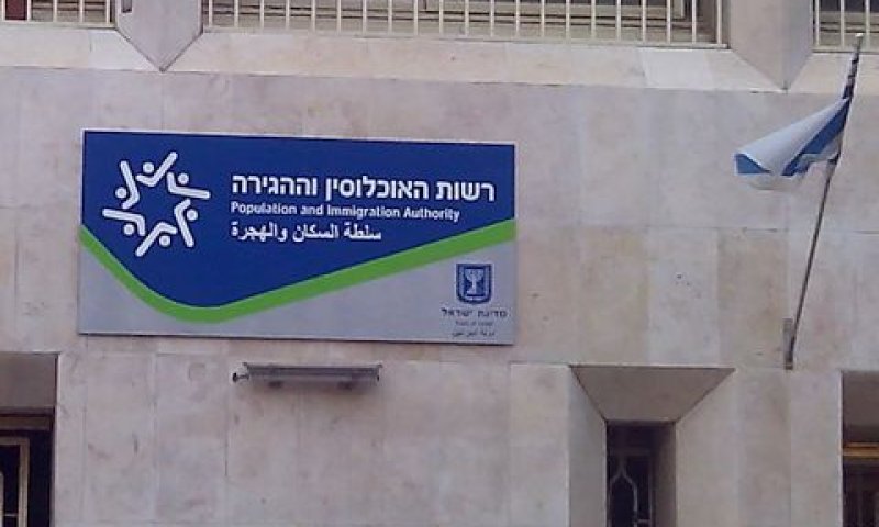 האישום: עבר מבדיחות ליחסי מין