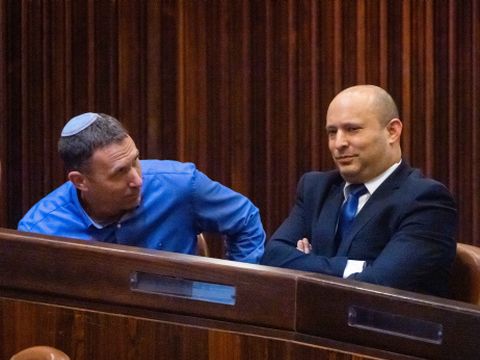 בנט וכהנא. יתבקשו לאשר היתר לעבודה בשבת [צילום: אוליביה פיטוסי/פלאש 90]
