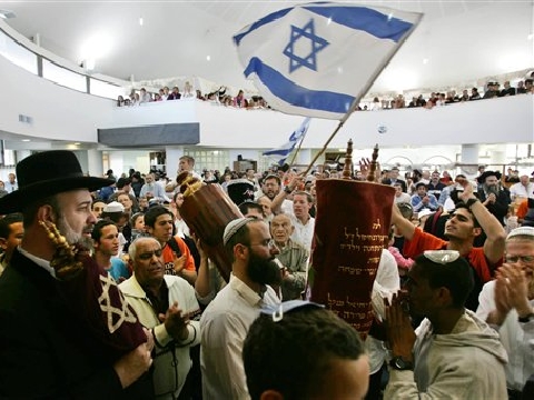 ספר תורה הוכנס היום לבית הכנסת בנצרים [AP]