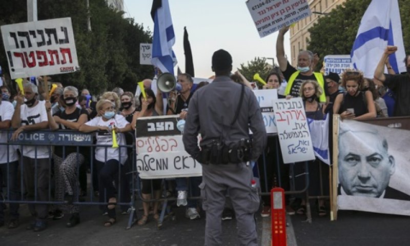 מאות מפגינים מול בית ראש הממשלה [צילום: יונתן זינדל, פלאש 90]