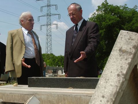 שגריר ישראל וראש הקהילה היהודית הגיעו למקום [AP]