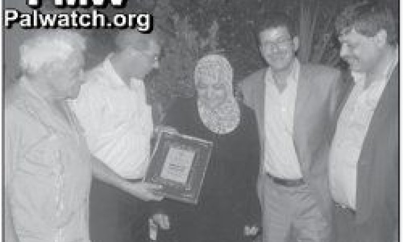השר לענייני אסירים, קראקע, מכבד אם לארבעה מחבלים בהענקת מגן הוקרה של הרש"פ
