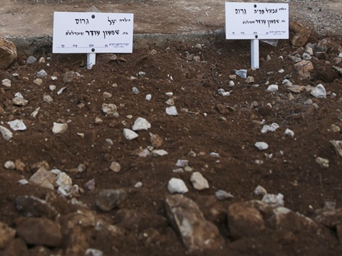קבריהן הטריים של יעל ואביגיל גרוס [צילום: פלאש 90]