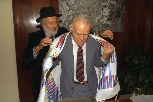 יצחק שמיר מתעטף בטלית שעיצב יעקב אגם [צילום: נתן אלפרט/לע"מ]