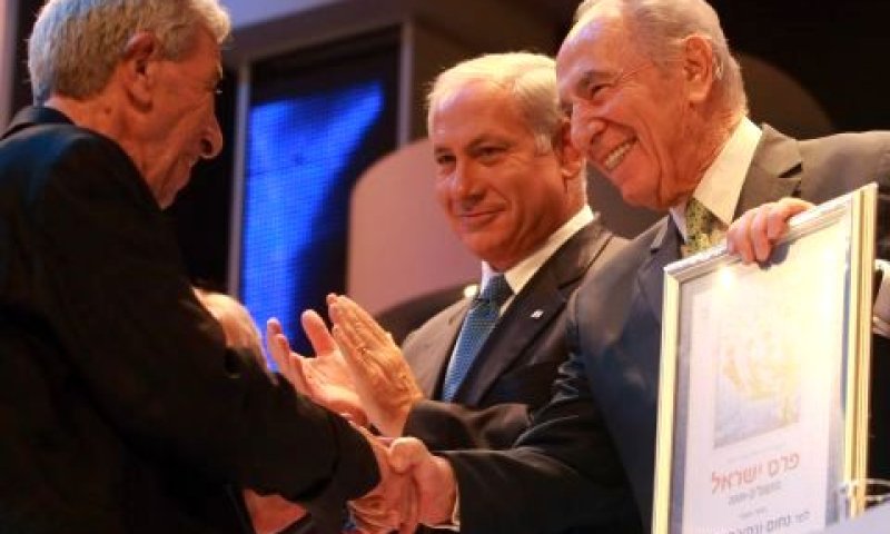שמעון פרס ובנימין נתניהו מעניקים את הפרס לנחום (נחצ'ה) היימן [צילום: פלאש 90]
