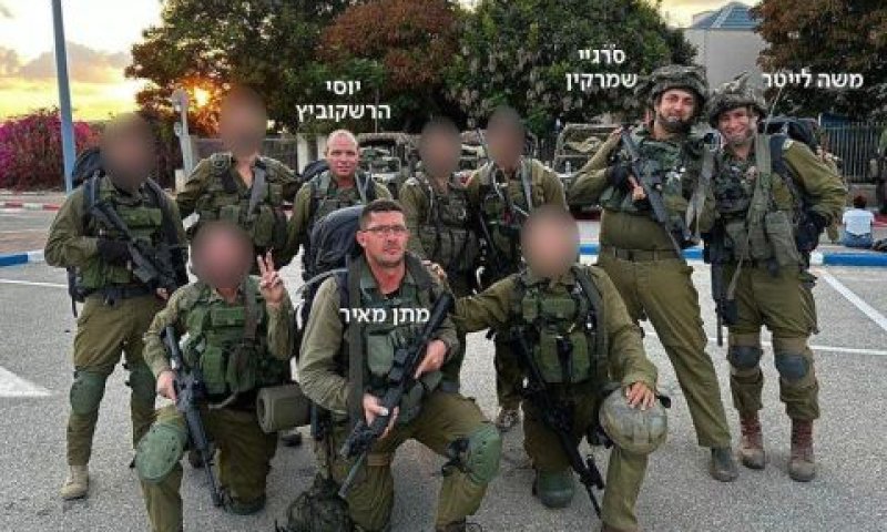 ארבעה מן החללים בתמונה משותפת לפני הכניסה לבית חאנון