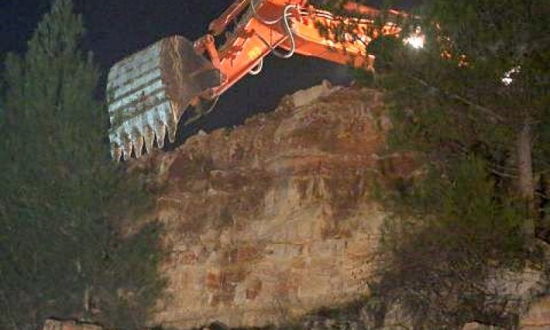 ניפוץ הסלע [צילום: גלעד קברלצ'יק]