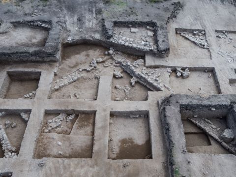 מבנה בעין אסור שבו נתגלה מכלול של אבני קלע [צילום: אסף פרץ רשות העתיקות]