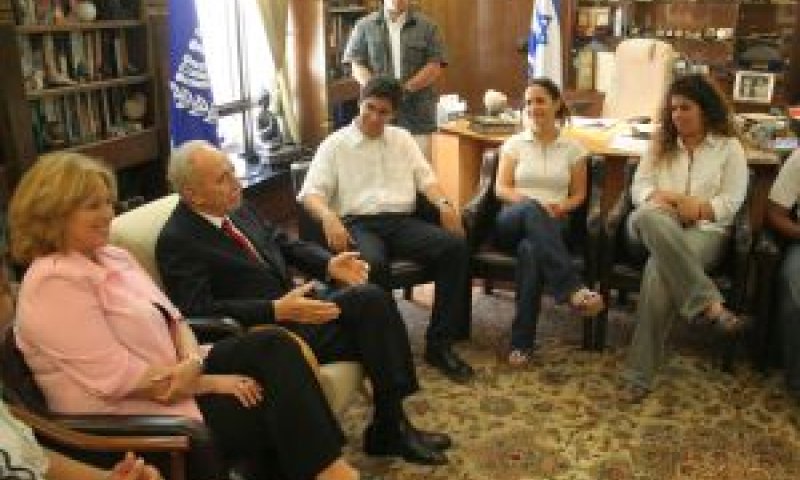 פרס במפגש עם בני הנוער [צילום: יוסף אבי יאיר אנגל]