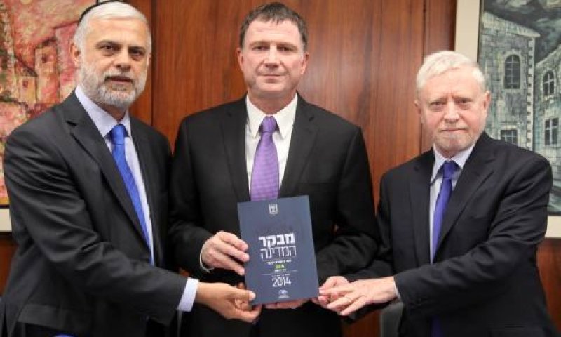 שפירא מגיש את הדוח. 1,600 עמודים [צילום: דוברות הכנסת]