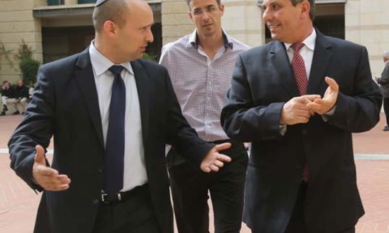 שמחון מעביר את המפתחות לבנט [צילום: פלאש 90]
