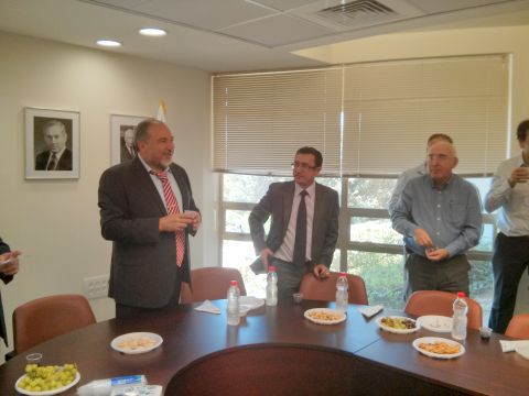 אביגדור ליברמן מברך את השר לנדאו [צילום: משרד התיירות]