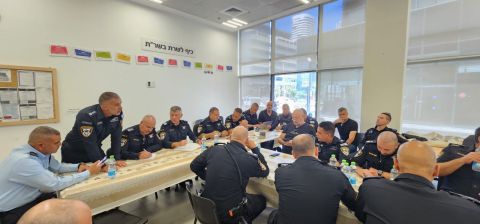 המפכ"ל וממ"ז תל אביב בדיון הערכת מצב יחד עם בכירים נוספים במשטרה [צילום: דוברות המשטרה]