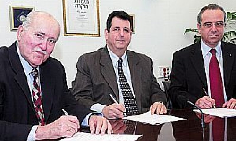 נשיא ההתאחדות שרגא ברוש, יחד עם מנכ"ל אוצר החייל ישראל טראו ויו"ר הקרן ההדדית ארנון מרקוס [צילום: כפיר סיון/ישראל סאן]