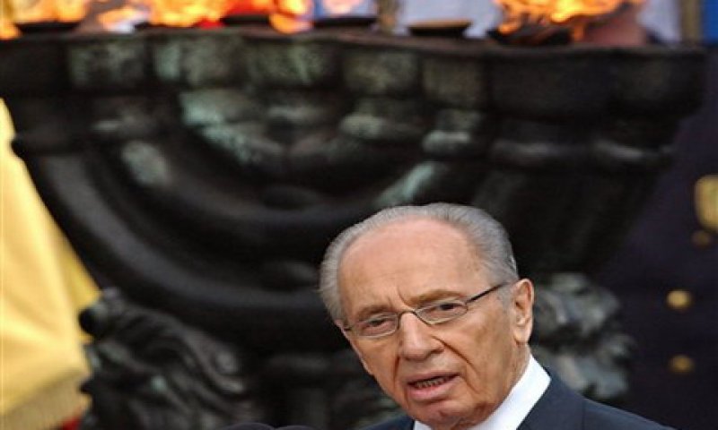 "עילוי הנשמה על אפלת הרוח". הנשיא פרס נואם בגטו וורשה [צילום: AP]
