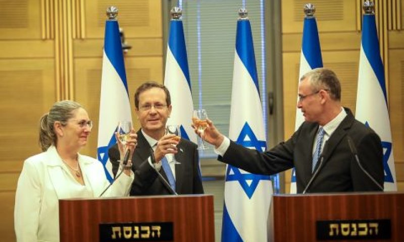 יו"ר הכנסת עם יצחק ומיכל הרצוג [צילום: נועם מושקוביץ/דוברות הכנסת]