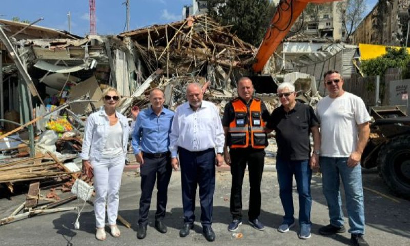 ח"כ אביגדור ליברמן בזירת נפילת הטיל ברחובות, 16.6.25