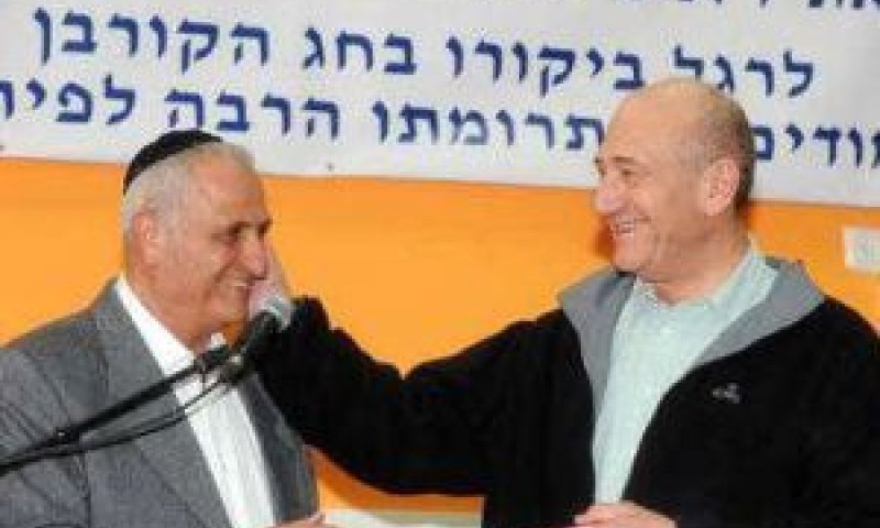 אהוד אולמרט עם עמרם קלאג'י [צילום: אבי אוחיון/לע"מ]