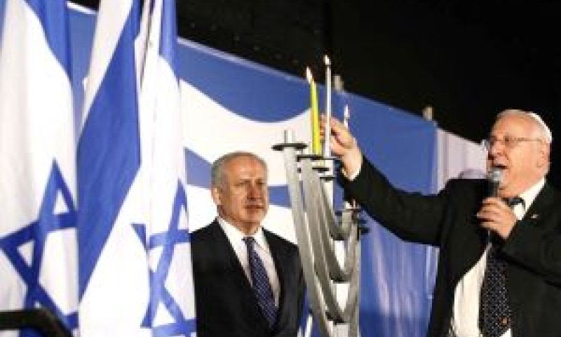נתניהו וריבלין מדליקים נר חמישי [פלאש 90]