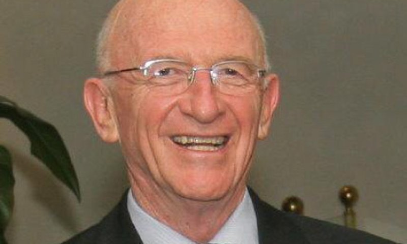 פרופ' שילוני. עיטור מקיסר יפן [צילום: משרד החינוך]