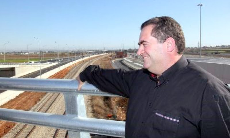 שר התחבורה על רקע הנתיב המהיר [צילום: ששון תירם]