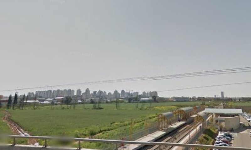 תחנת רכבת סגולה פתח תקוה. גשר מהכביש הראשי [צילום: סטריט וויו]