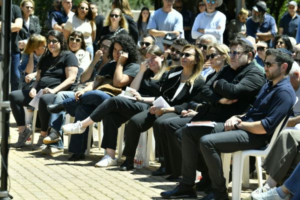בני המשפחה. ילדים, נכדים ונינים [צילום: ראובן קסטרו]