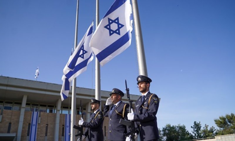 הדגלים הורדו אל חצי התורן במשכן הכנסת [צילום: דוברות הכנסת]