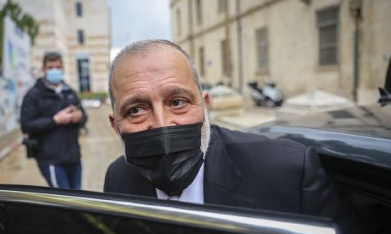 דרעי ביציאה אתמול מבית המשפט [צילום: יונתן זינדל, פלאש 90]