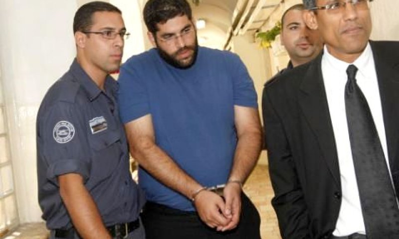 דניאל מעוז ומימינו פרקליטו אריאל עטרי. מכחיש את החשד המיוחס לו [צילום: פלאש 90]