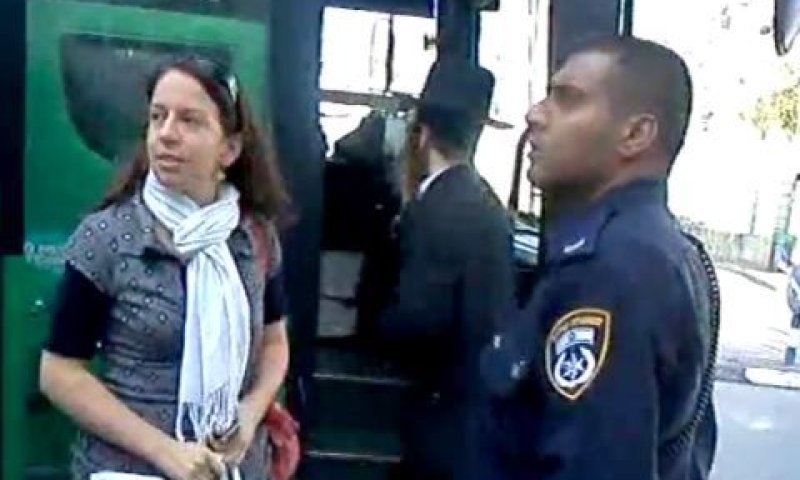 שוטר ממשטרת אשדוד גובה תלונה מנעה קנטמן [צולם בטלפון סלולרי]
