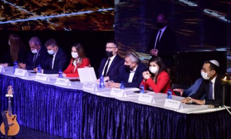 שולחן ולצידו חברי תקווה חדשה [צילום: תומר נויברג/פלאש 90]
