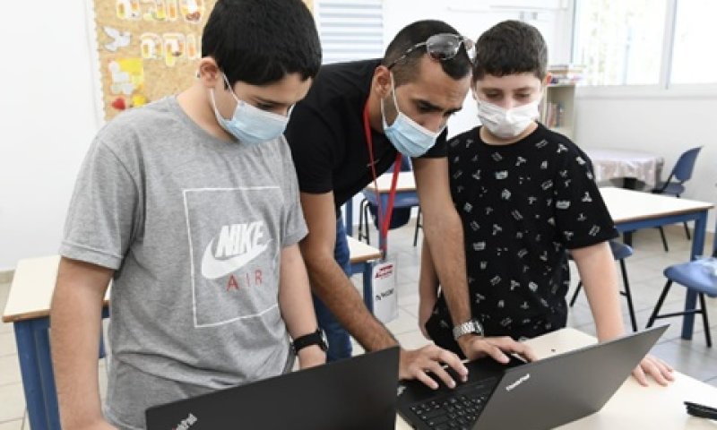 חלוקת המחשבים בנוף הגליל [צילום: חורחה נובומינסקי, לע״מ]